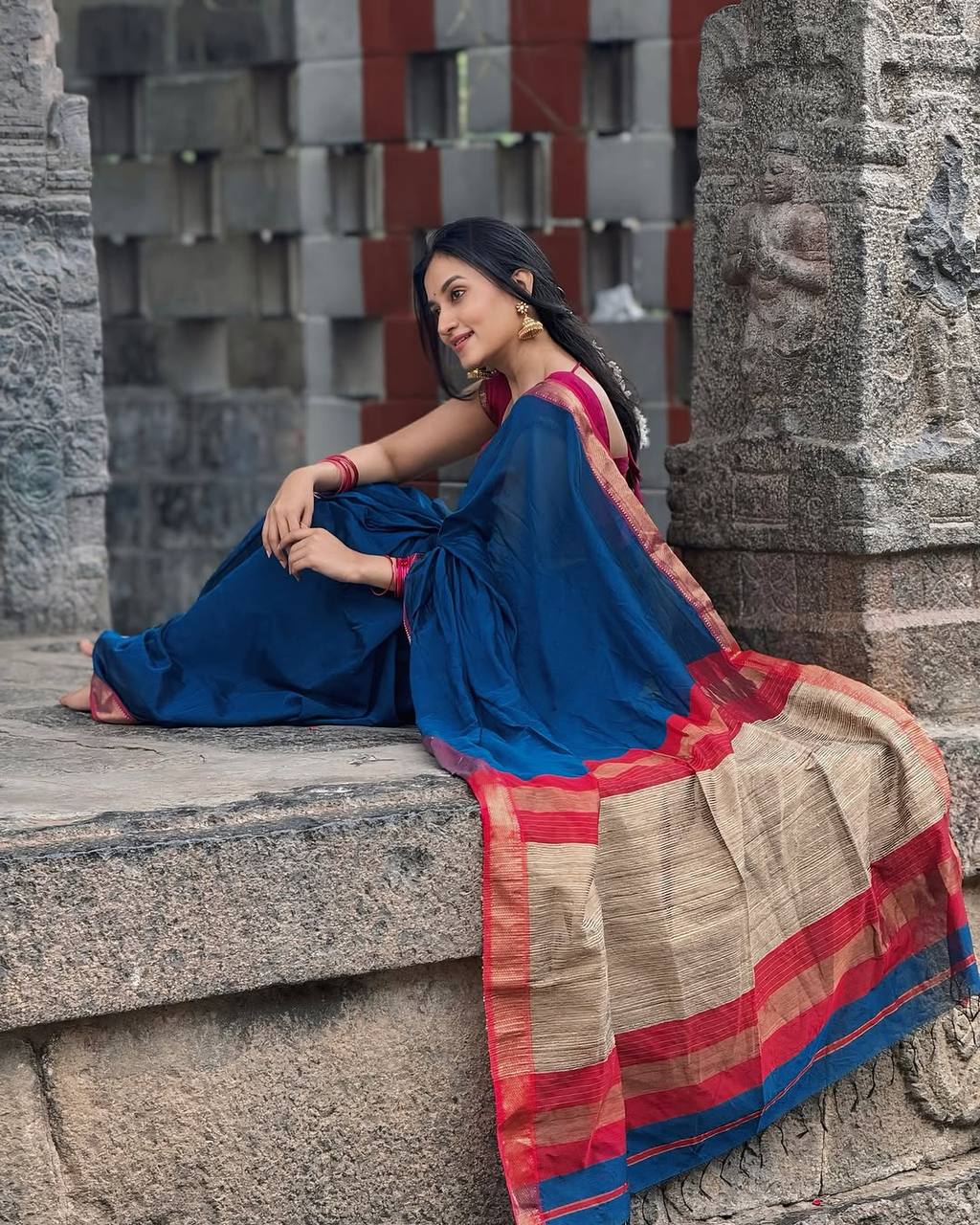 Soft Lichi Silk Saree with Intricate Jacquard Work