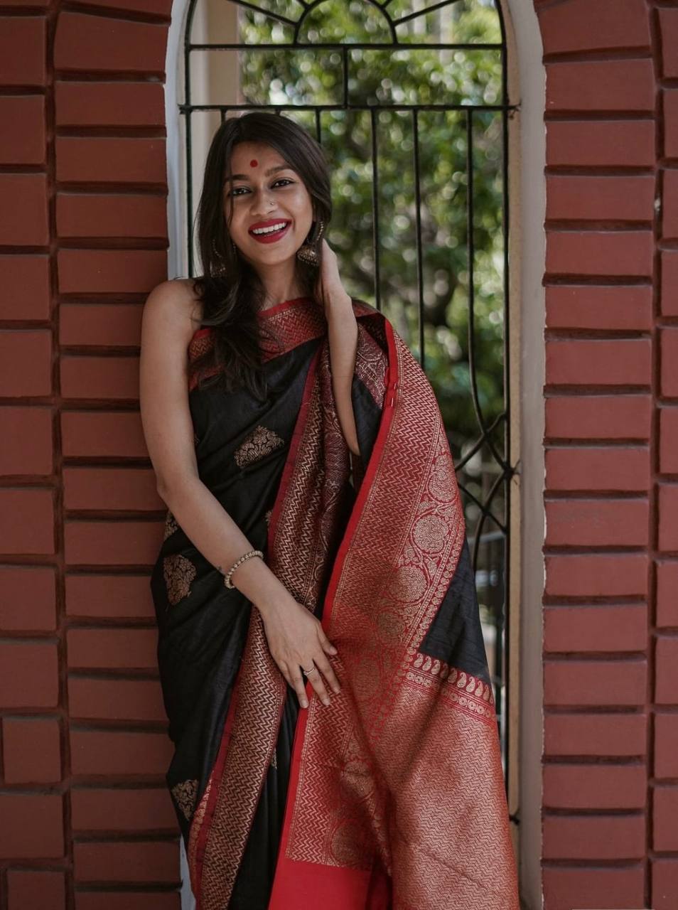 Exquisite Soft Lichi Silk Saree with Rich Jacquard Work