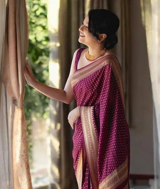 Lichi Silk Saree with Jacquard Weaving