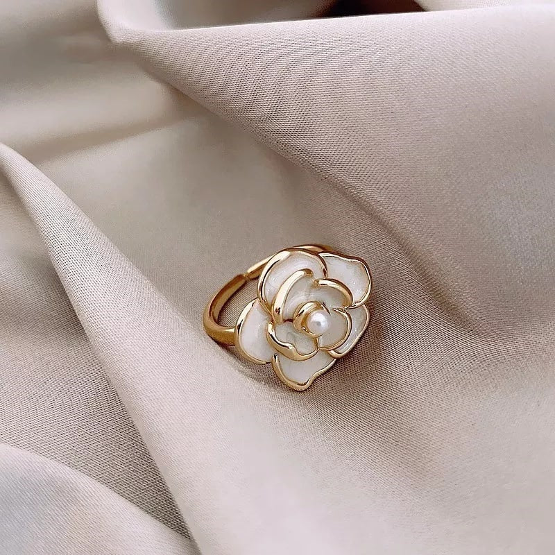 Sizzling Glossy Flower Imitation Pearl Gold Plated Ring For Women